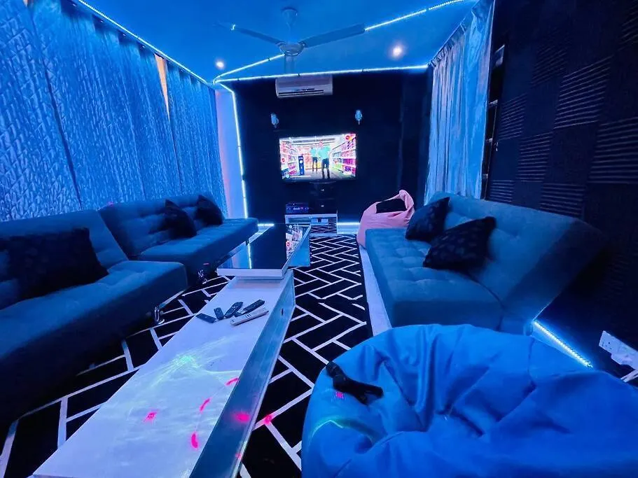 Trendy Family Getaway By Stayco - Mini-Pool, Outdoor Cinema, Air Loft, Ps4, Ktv - Just 2 Mins To Beach! 峇都丁宜 0*,  马来西亚