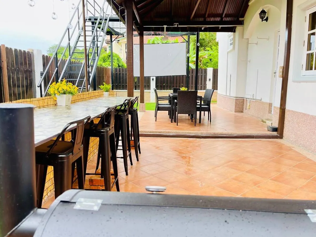 Trendy Family Getaway By Stayco - Mini-Pool, Outdoor Cinema, Air Loft, Ps4, Ktv - Just 2 Mins To Beach! 峇都丁宜 0*,  马来西亚