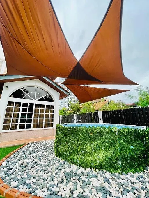 Trendy Family Getaway by Stayco: Beachside Oasis with Mini-Pool & Entertainment Batu Ferringhi 0*,