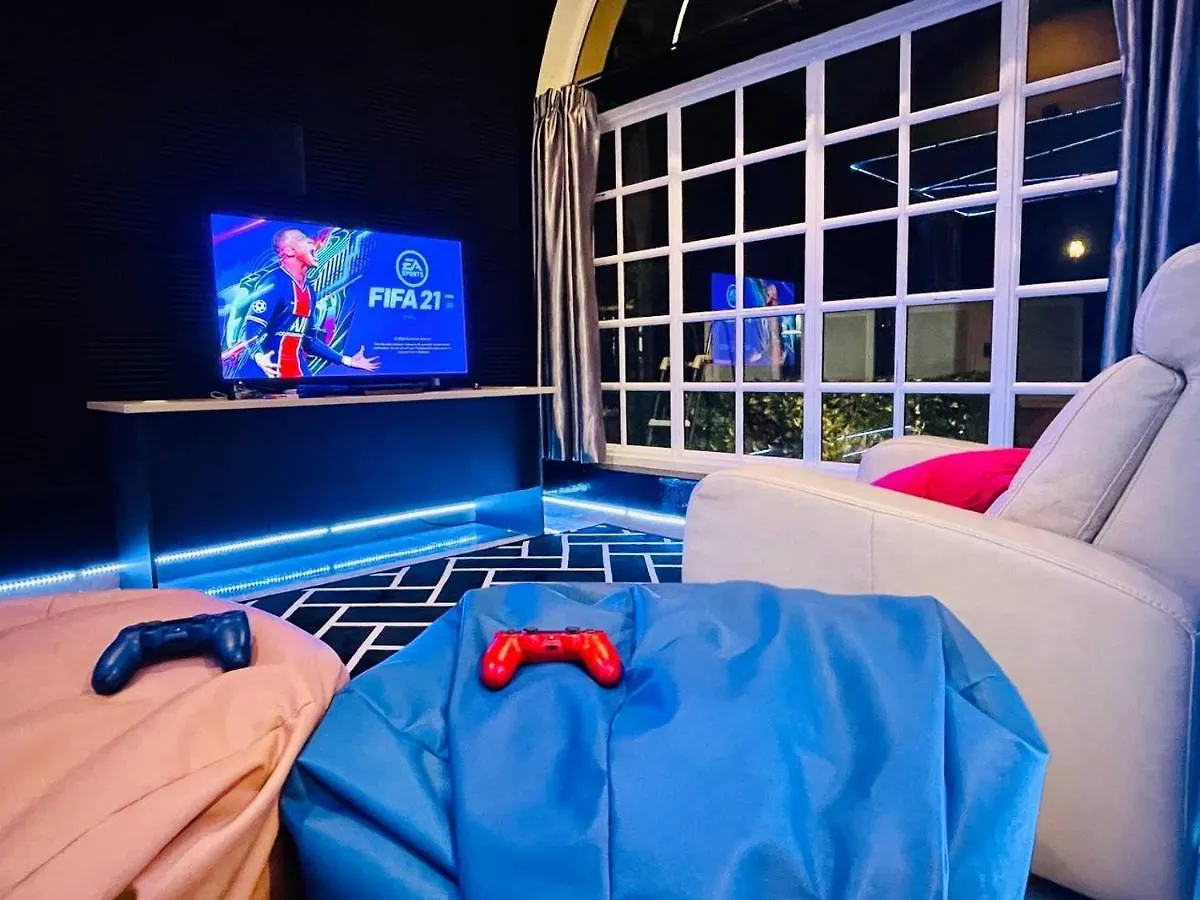 Villa Trendy Family Getaway By Stayco - Mini-Pool, Outdoor Cinema, Air Loft, Ps4, Ktv - Just 2 Mins To Beach! Batu Ferringhi