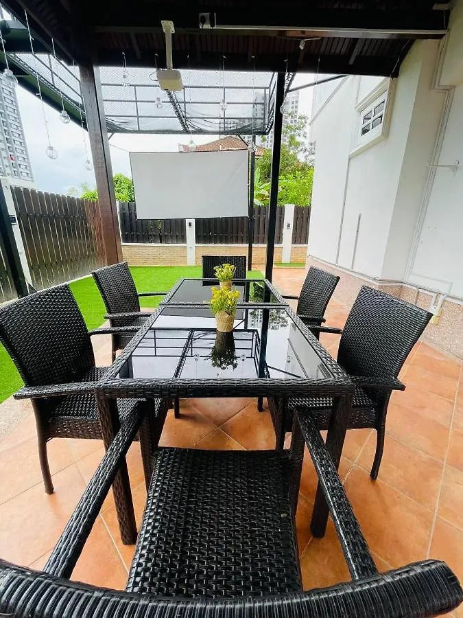 Trendy Family Getaway By Stayco - Mini-Pool, Outdoor Cinema, Air Loft, Ps4, Ktv - Just 2 Mins To Beach! Batu Ferringhi