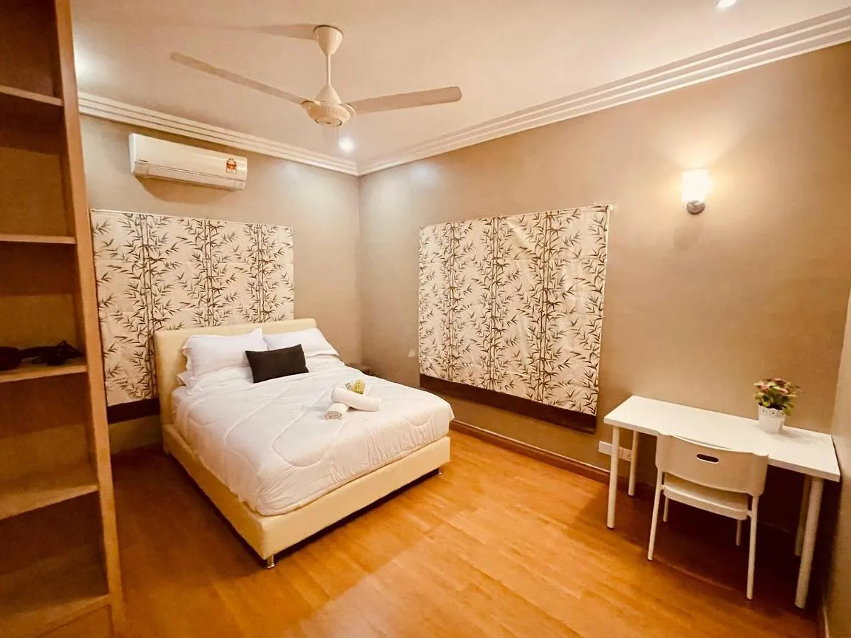 Trendy Family Getaway by Stayco: Beachside Oasis with Mini-Pool & Entertainment Batu Ferringhi 0*,