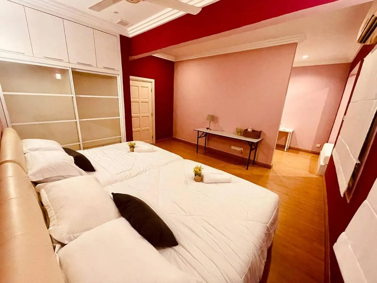 Trendy Family Getaway by Stayco: Beachside Oasis with Mini-Pool & Entertainment Batu Ferringhi
